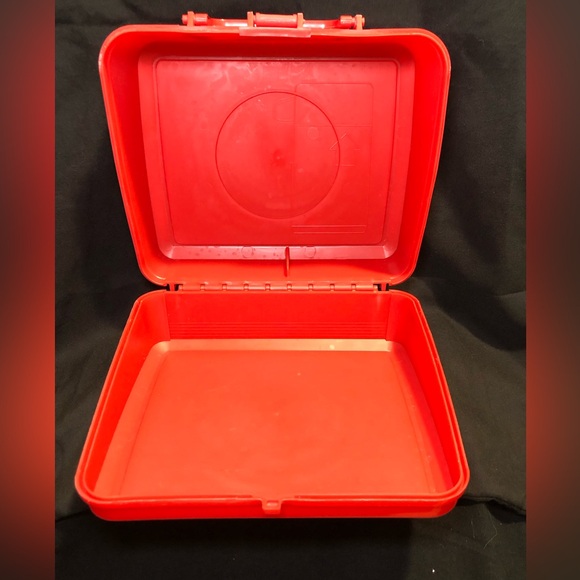 1994 “THE SHADOW” Lunch Box Manufactured by Aladdin Industries, Previously Owned - Picture 4 of 9